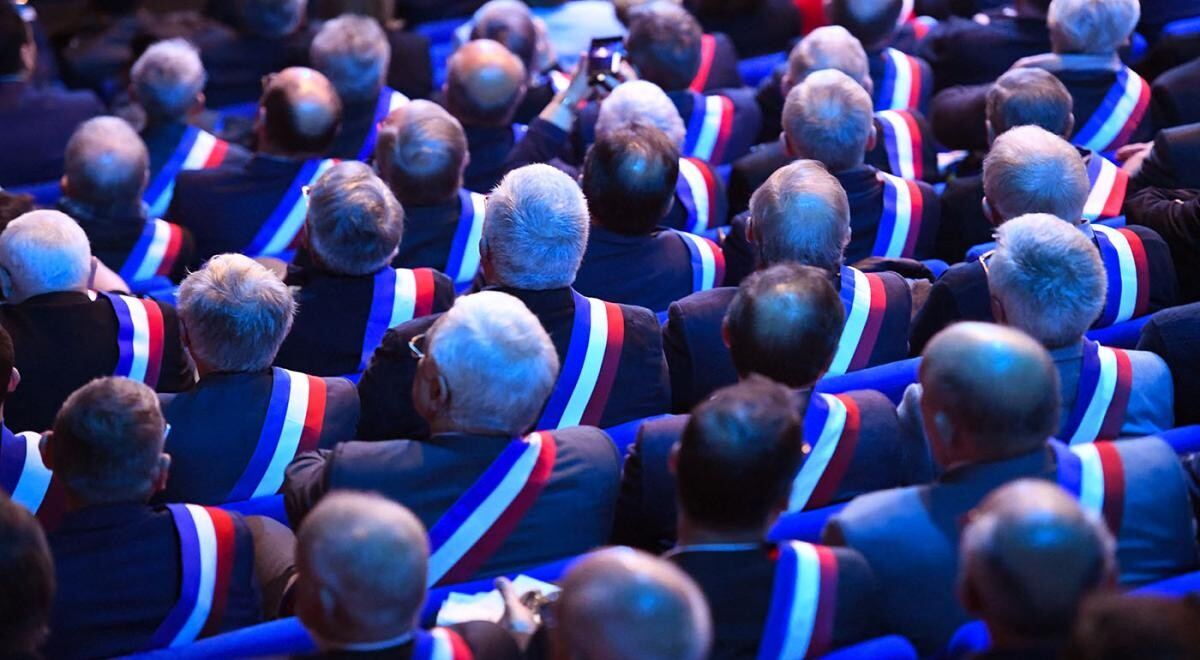 Élu·e·s locaux portant l'écharpe tricolore lors d'une assemblée