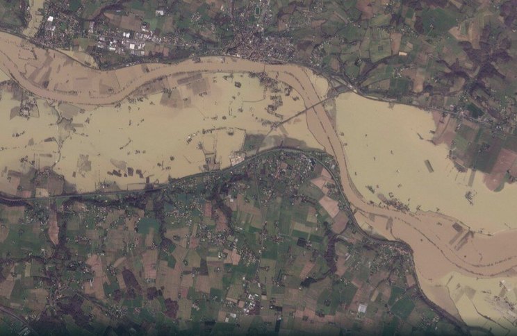 The Garonne river overflowing at La Réole (Gironde), flooding fields and homes, Planet Labs satellite imagery