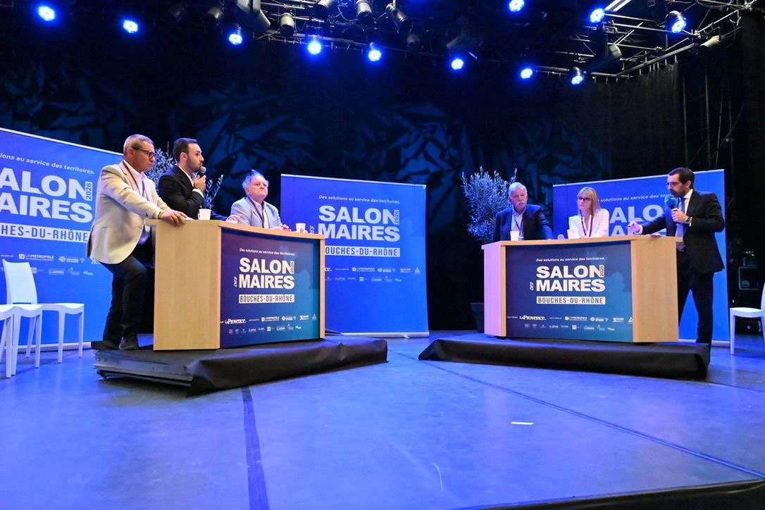Table ronde sur le risque incendie au Salon des maires des Bouches-du-Rhône, deux pupitres et six intervenants sur scène