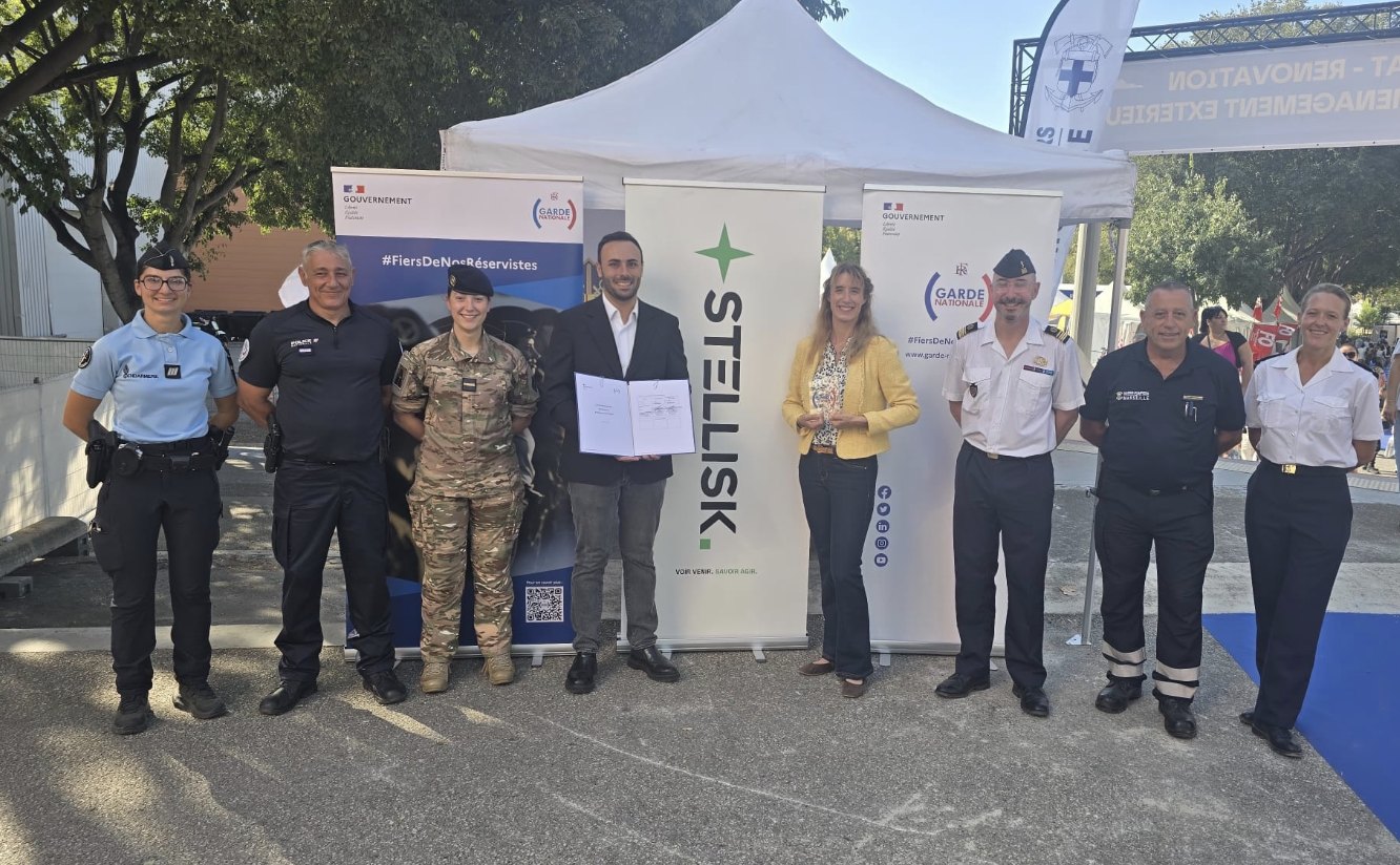 Signature de la convention entre STELLISK. et la Garde nationale, entourée de représentants de la gendarmerie, de la police nationale, de l'armée de Terre, de la Marine nationale et du bataillon de marins-pompiers de Marseille